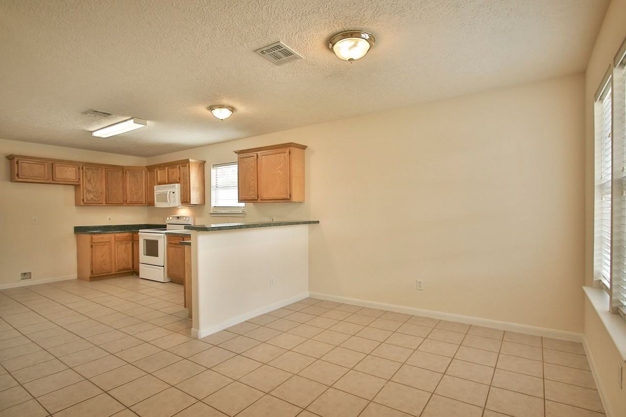 1210 Robert St - Photo 2 of 13
