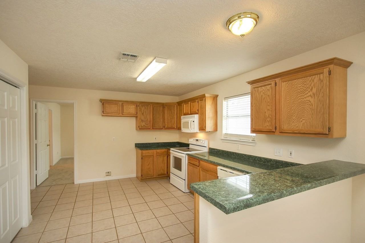 1210 Robert St - Photo 3 of 13