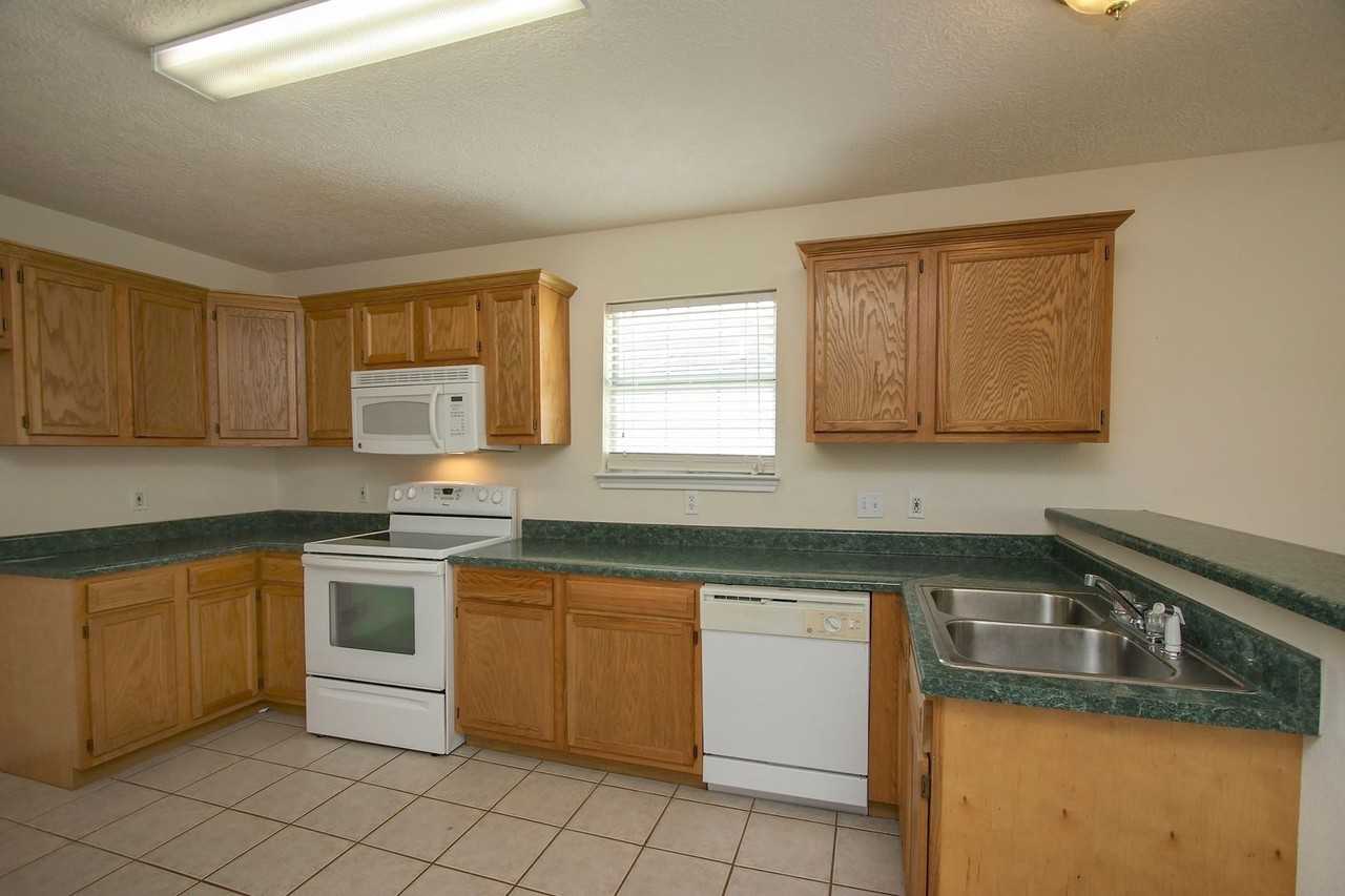1210 Robert St - Photo 4 of 13