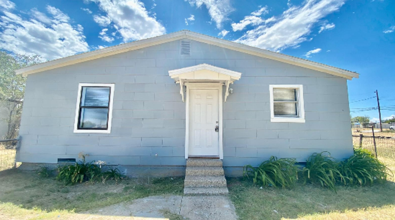 3007 Henderson Ave - Photo 2 of 9