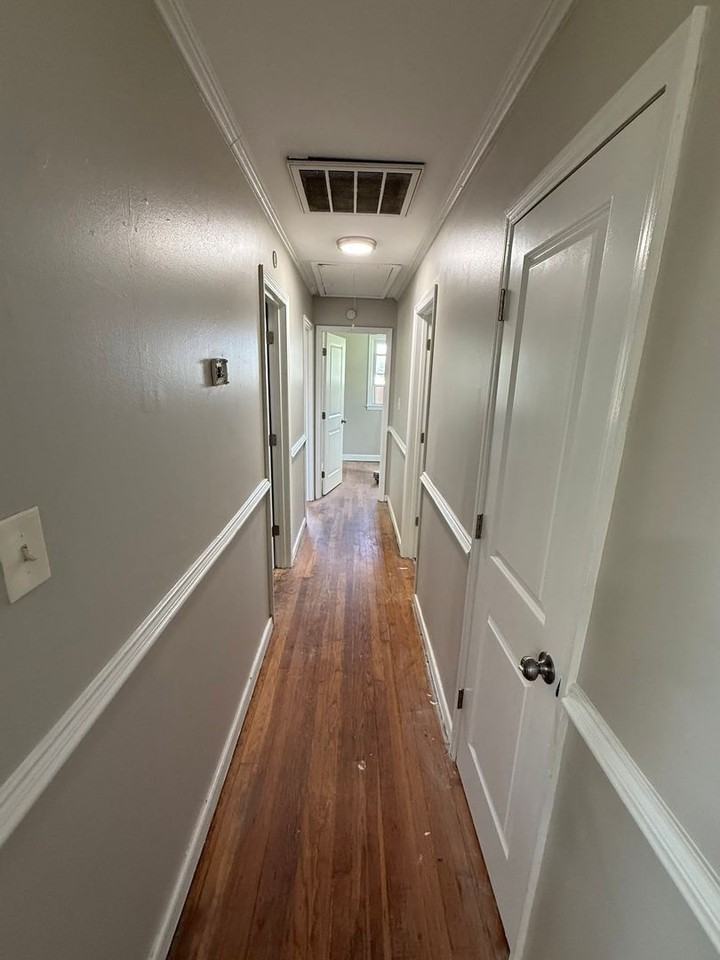 2404 Western St - Photo 4 of 5