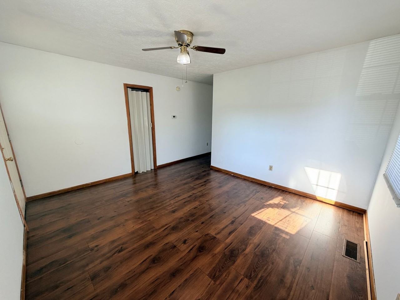550 Wood St - Photo 5 of 17
