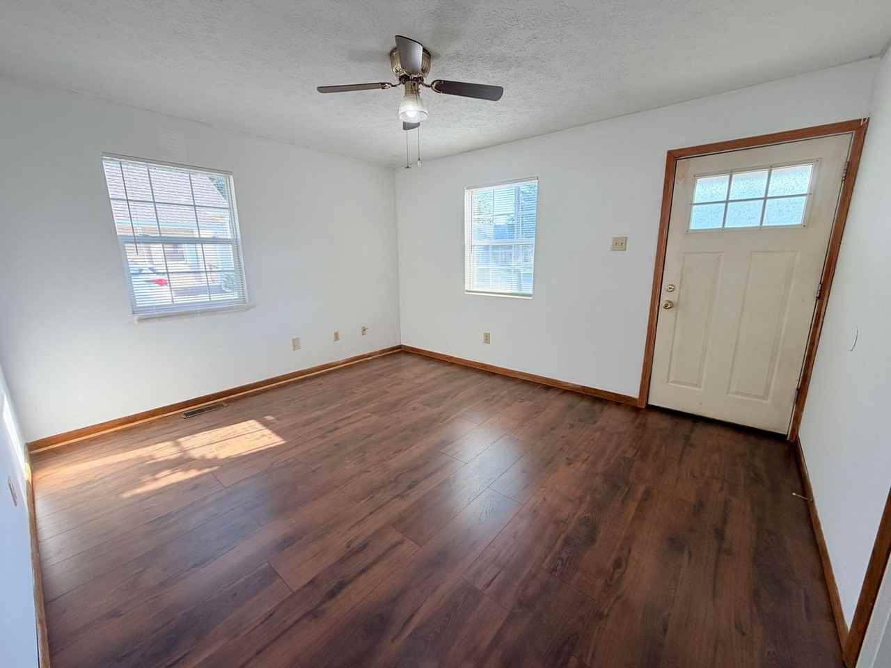 550 Wood St - Photo 4 of 17