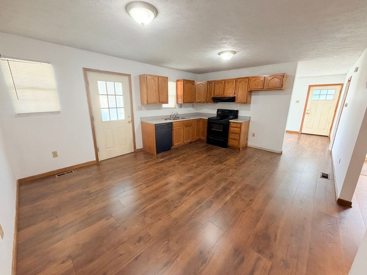550 Wood St - Photo 6 of 17