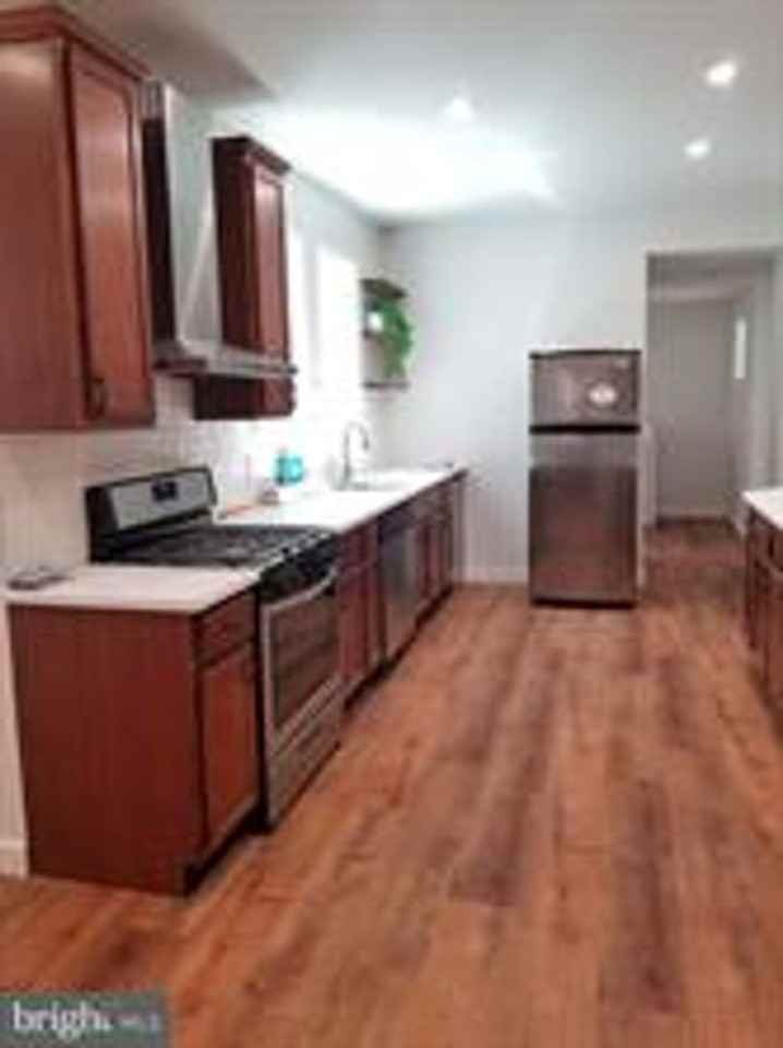 3739 Midvale Ave - Photo 5 of 27