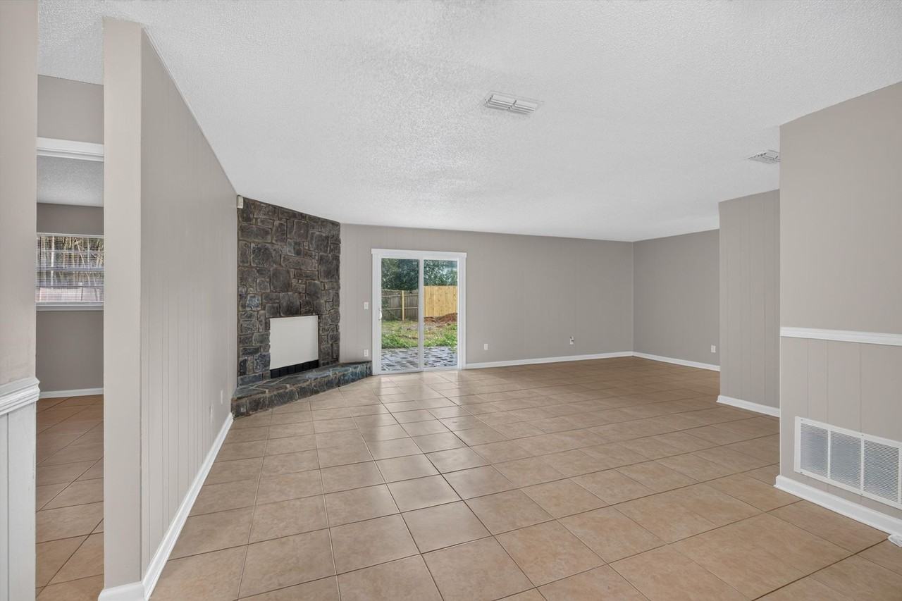 1040 Willow Cove Ct E - Photo 7 of 30