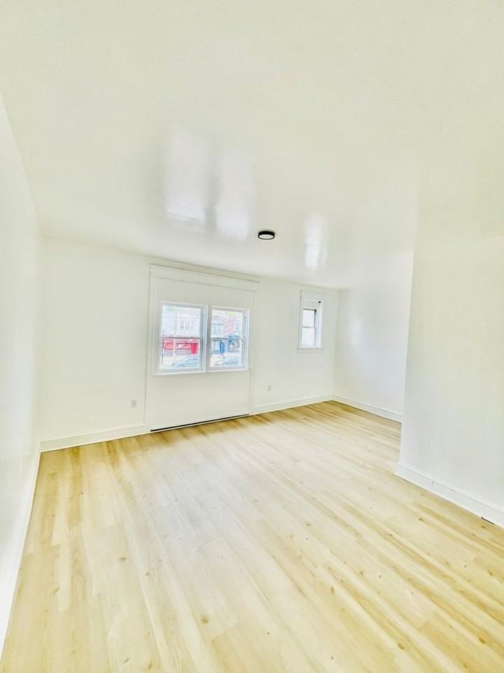 7607 Ogontz Ave - Photo 3 of 11