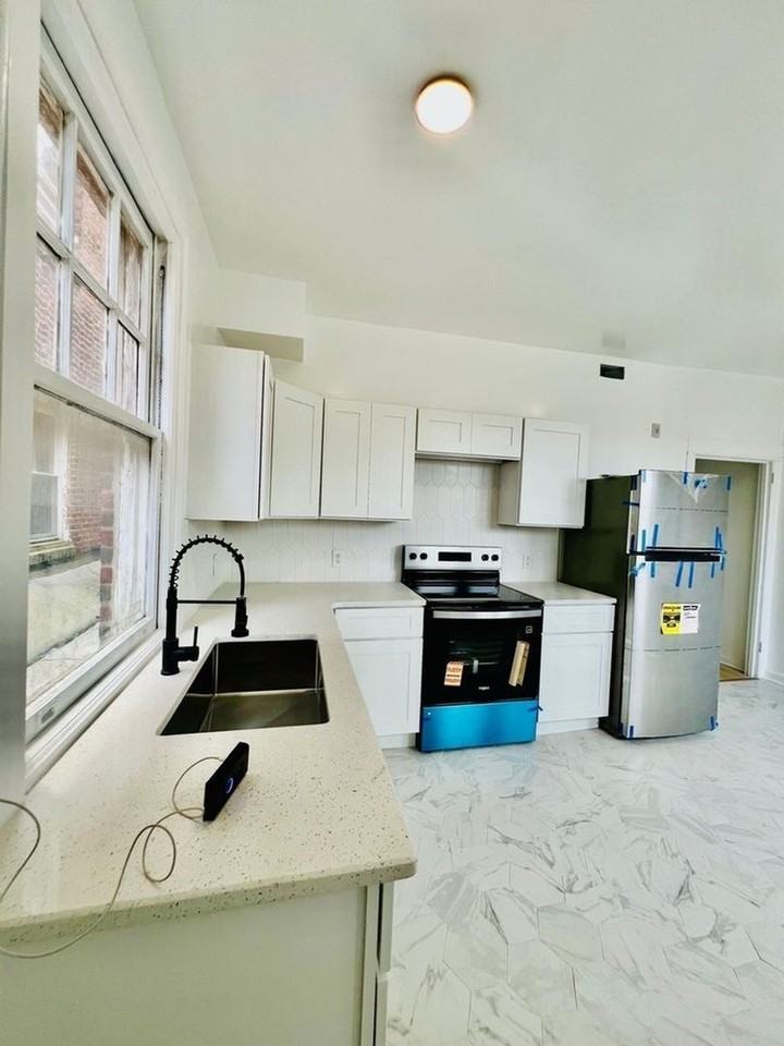 7607 Ogontz Ave - Photo 4 of 11
