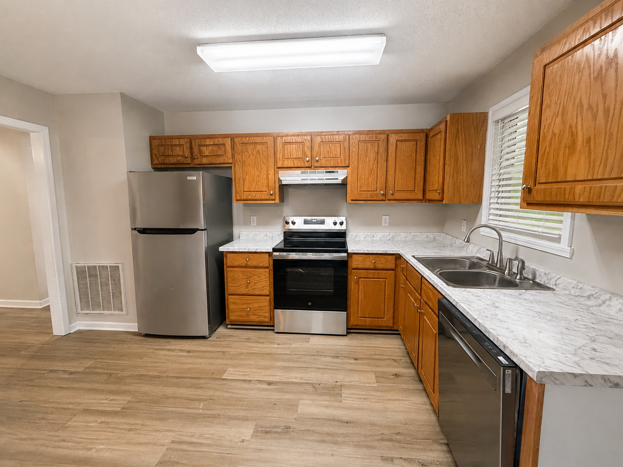 308 E Gilbreath St - Photo 4 of 17