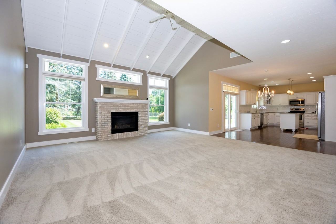 2373 Canterbury Ln - Photo 5 of 29