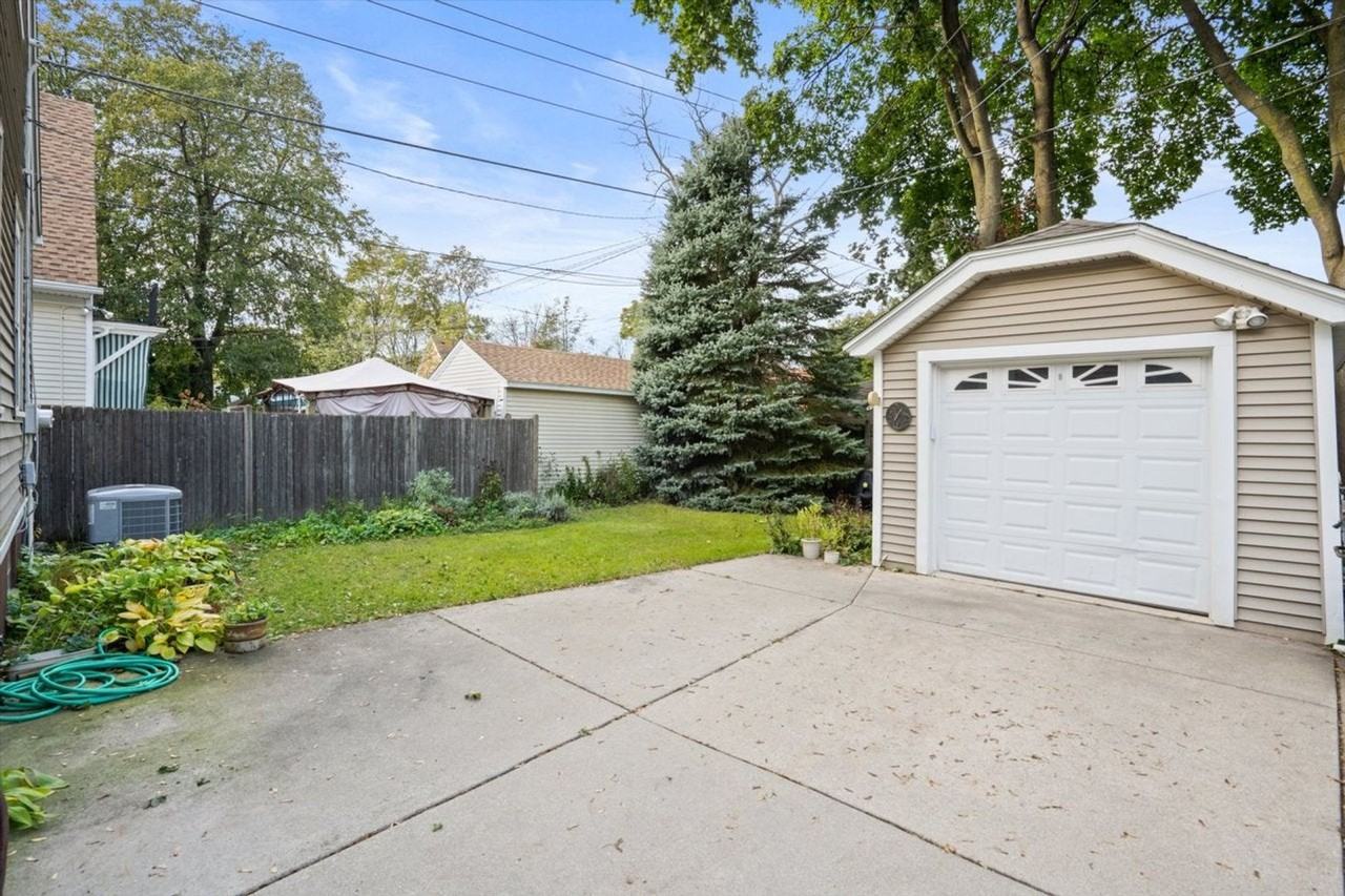 1316 E Lake Bluff Blvd - Photo 4 of 19