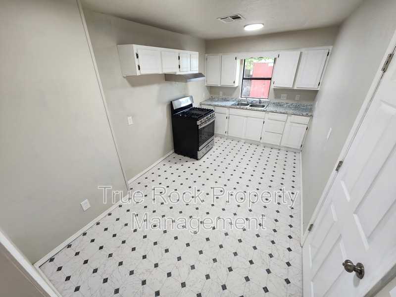 315 S Cherry St - Photo 4 of 10