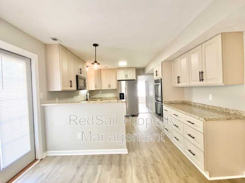 709 Chatsworth Dr - Photo 5 of 22