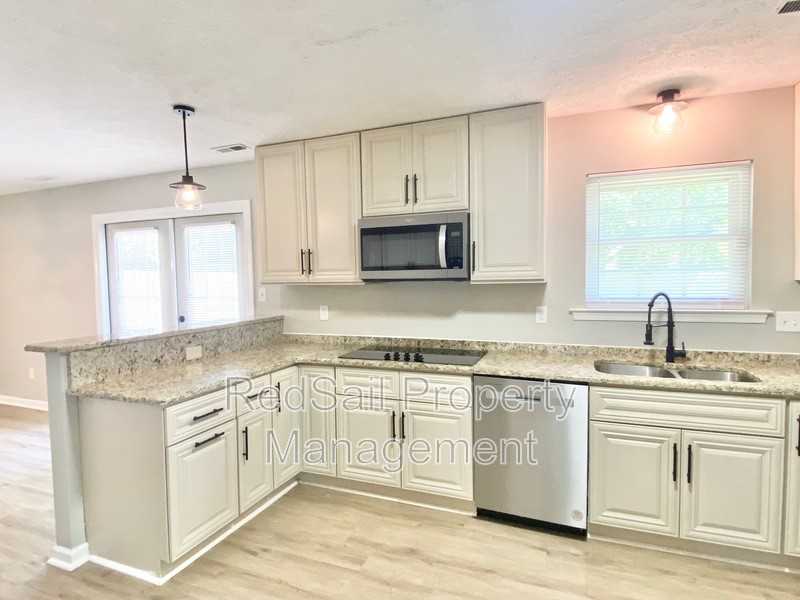 709 Chatsworth Dr - Photo 7 of 22