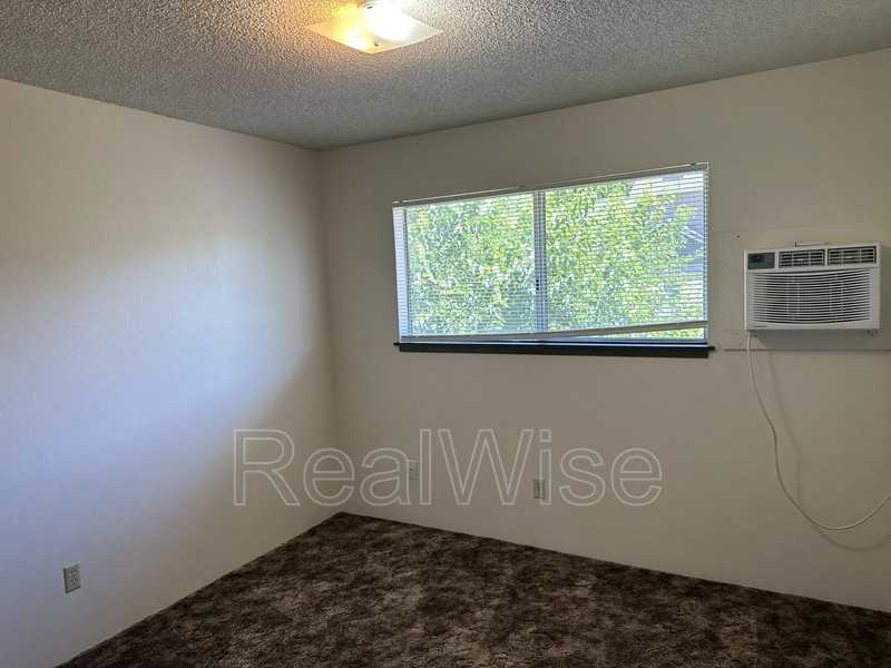 401 Se 9th St #D - Photo 2 of 10