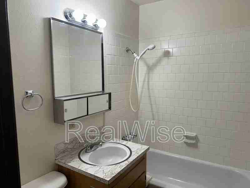 401 Se 9th St #D - Photo 4 of 10