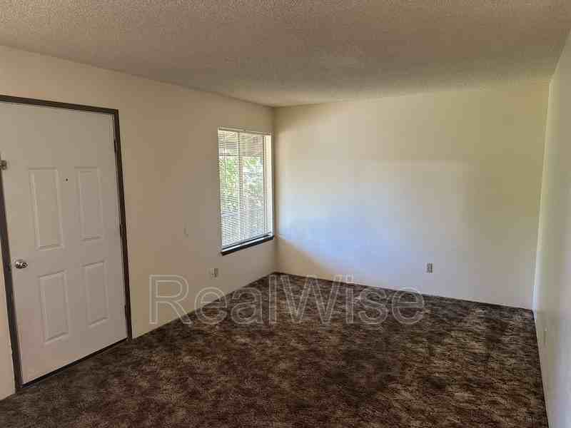 401 Se 9th St #D - Photo 6 of 10