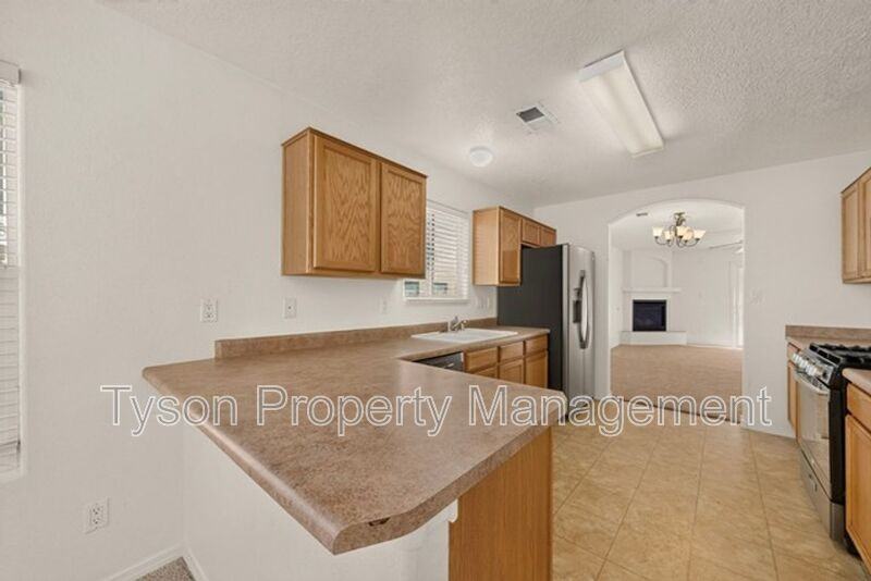 1812 Black Gold St Se - Photo 7 of 33