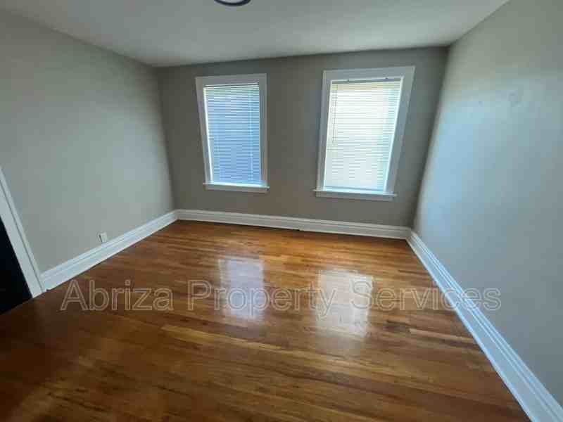 4738 Grand Dr #2S - Photo 4 of 14