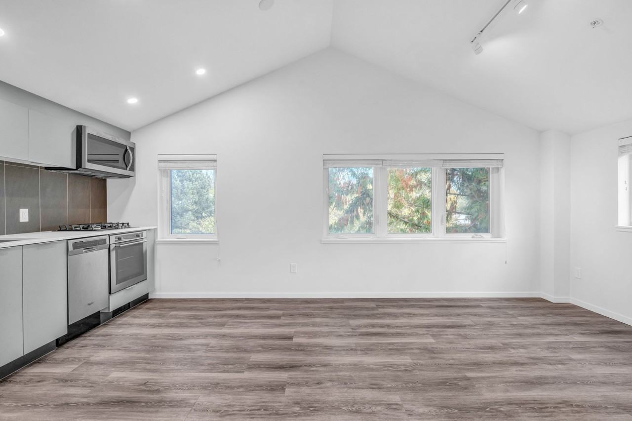 1180 Comox - Photo 2 of 20