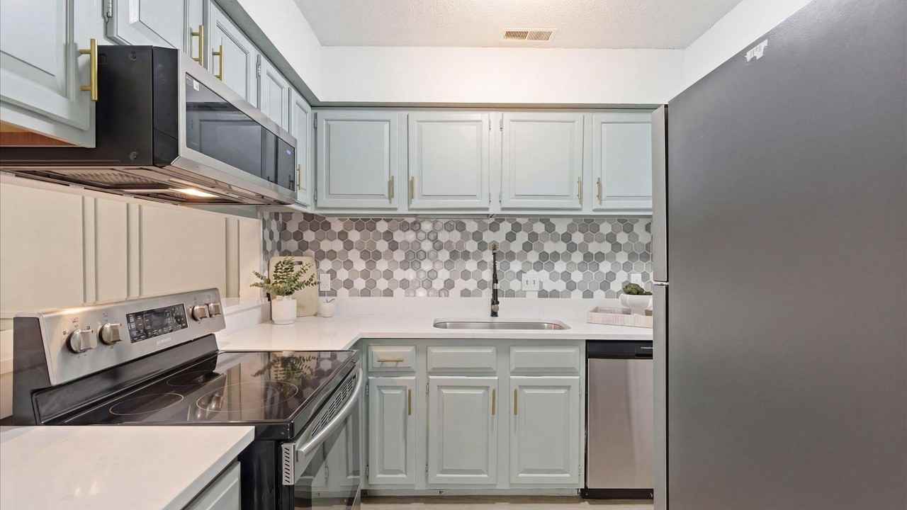 Sharon Rd W - Photo 6 of 17