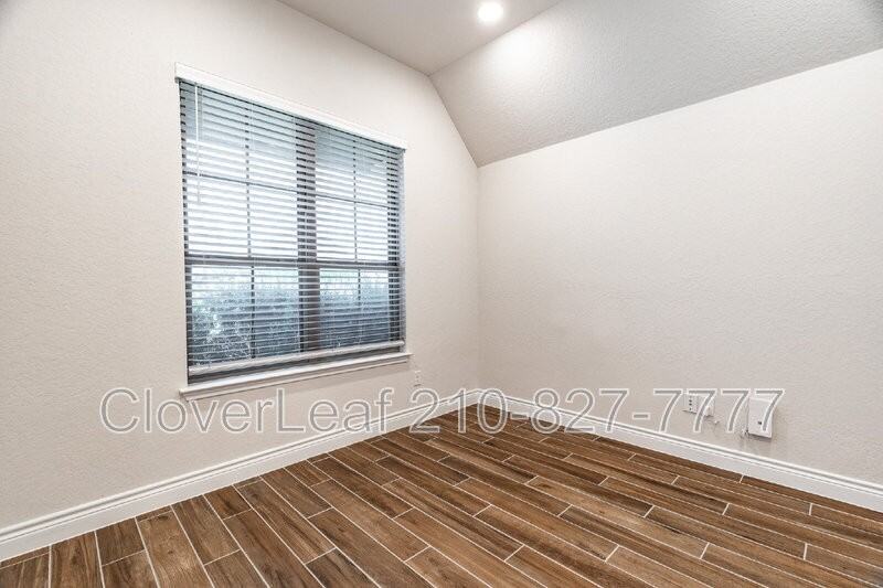 9434 Groff Gdn - Photo 7 of 42