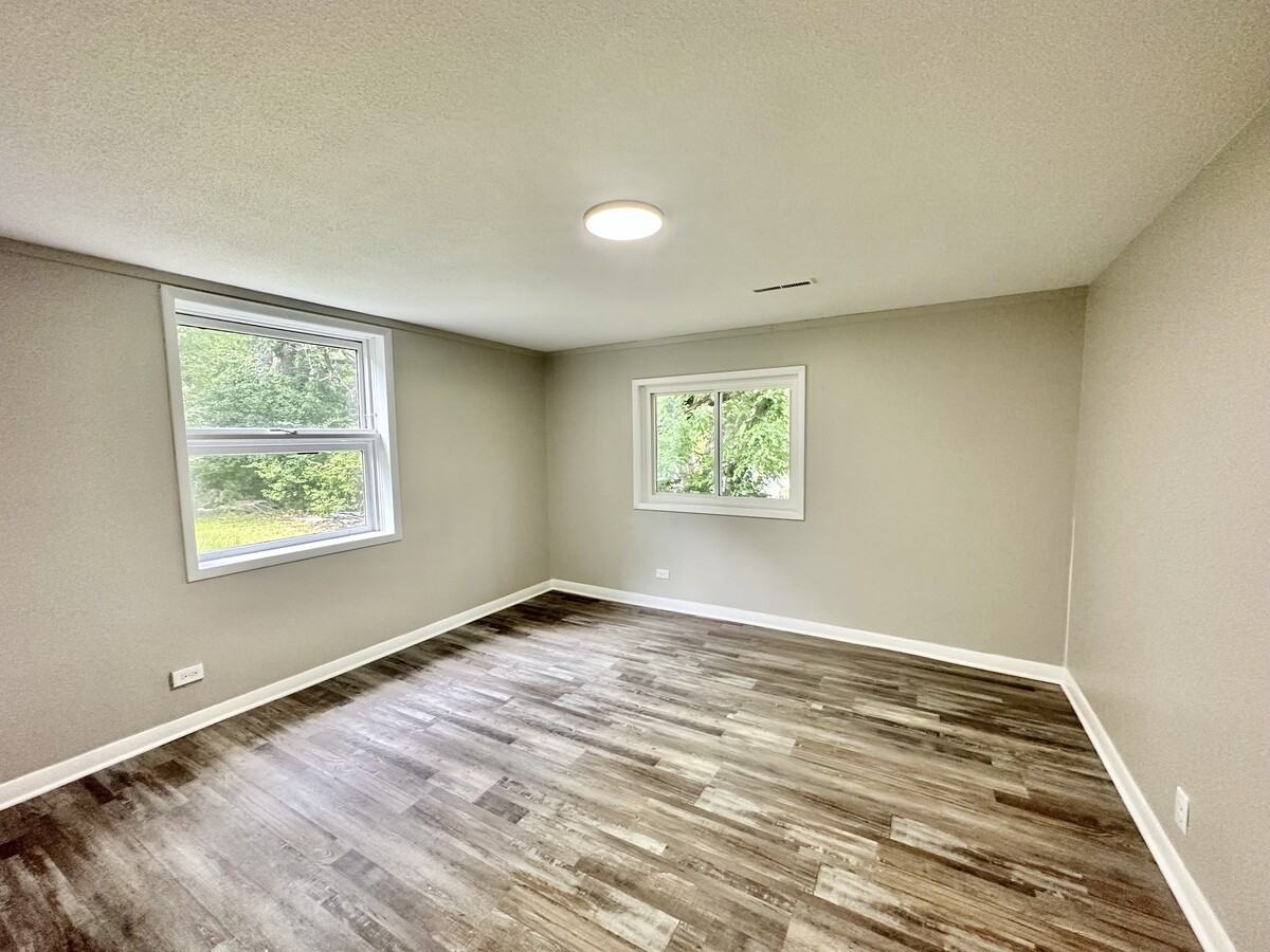 2527 Lynner Drive - Photo 3 of 9