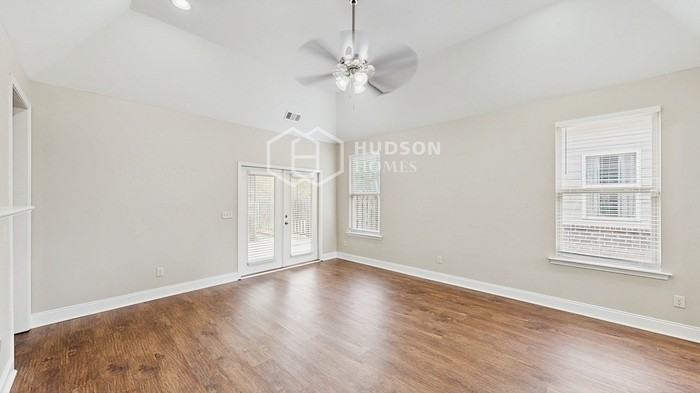 1064 Springfield Dr - Photo 5 of 28
