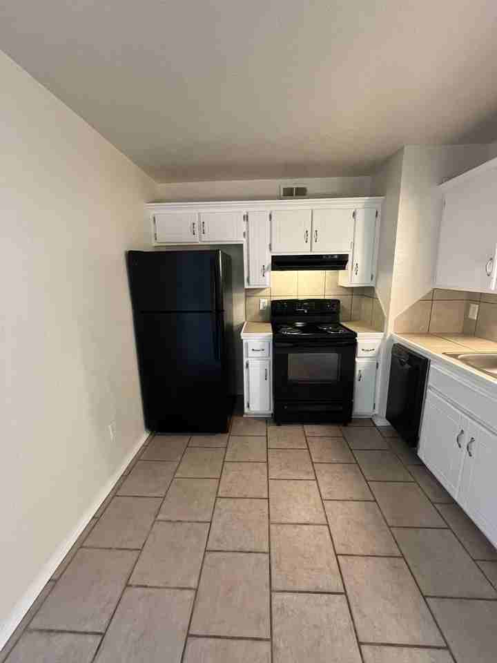 1901 E Lindsey - Photo 3 of 50
