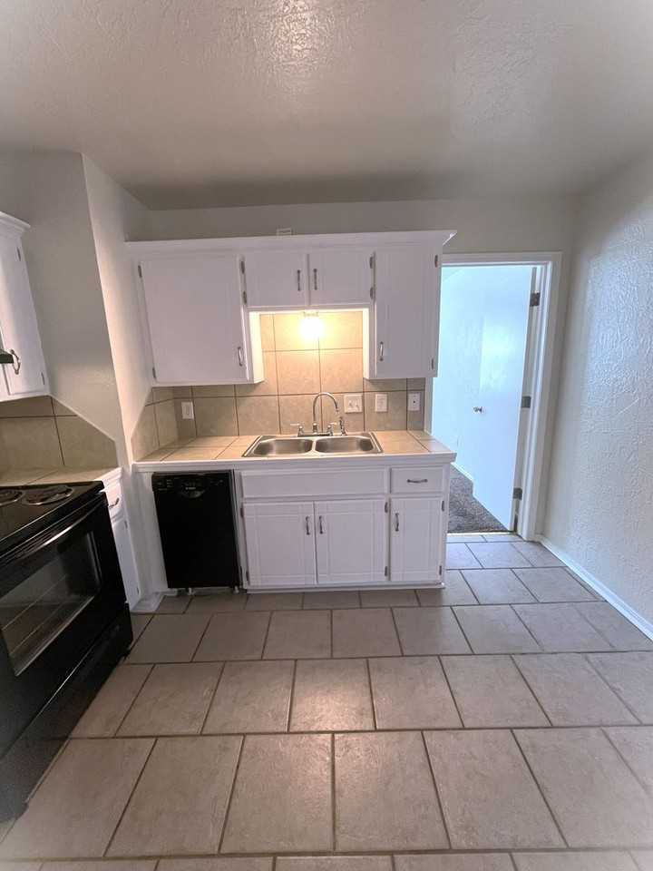 1901 E Lindsey - Photo 4 of 50