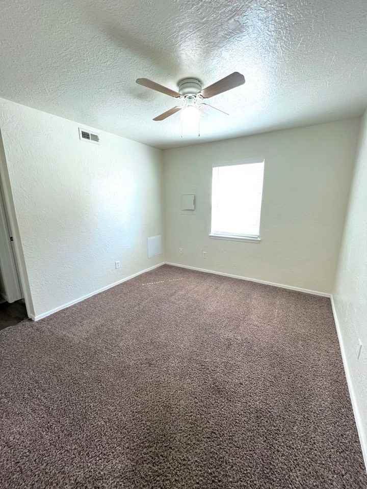 1901 E Lindsey - Photo 6 of 50