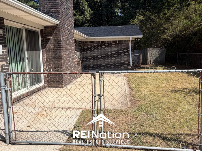 832 Monterey Dr - Photo 4 of 30