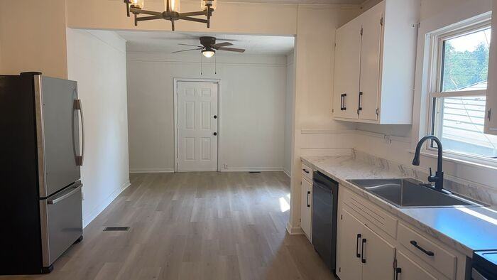 634 Oates Rd - Photo 3 of 24