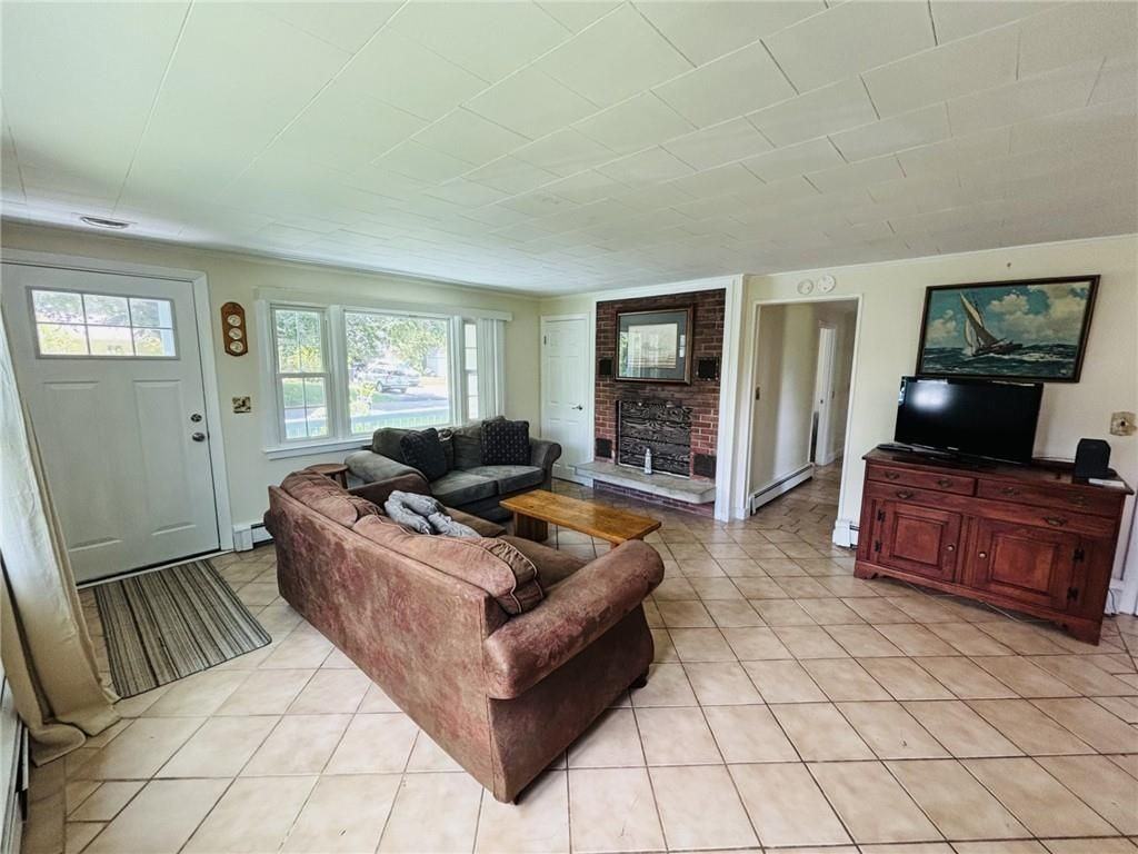 64 Hemlock Ave - Photo 3 of 16