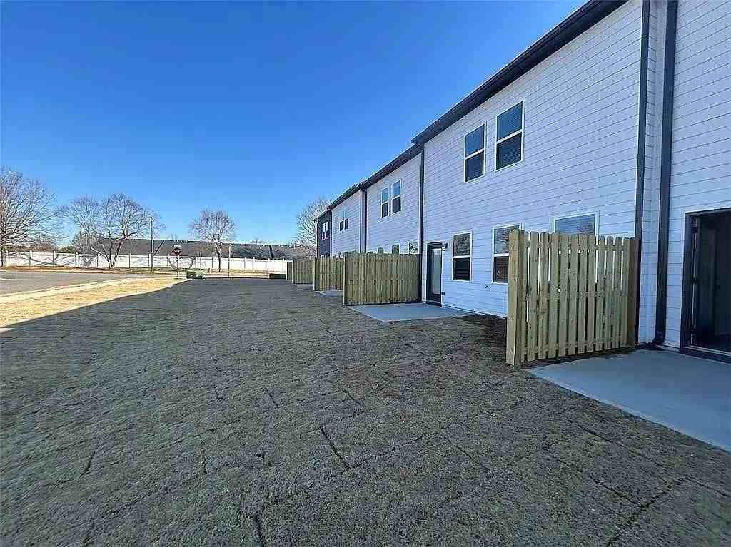 126 Lauren St - Photo 4 of 23