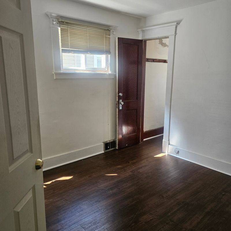 733 Norfolk Ave - Photo 4 of 6