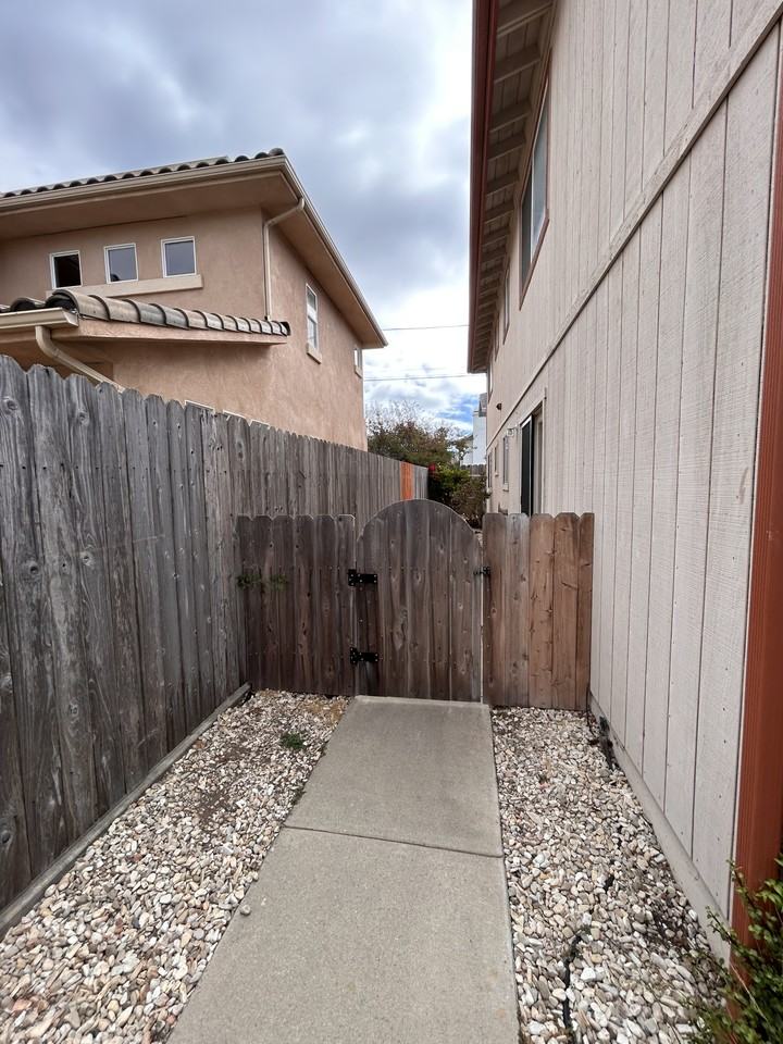 340 N 3rd St #B - Photo 7 of 13
