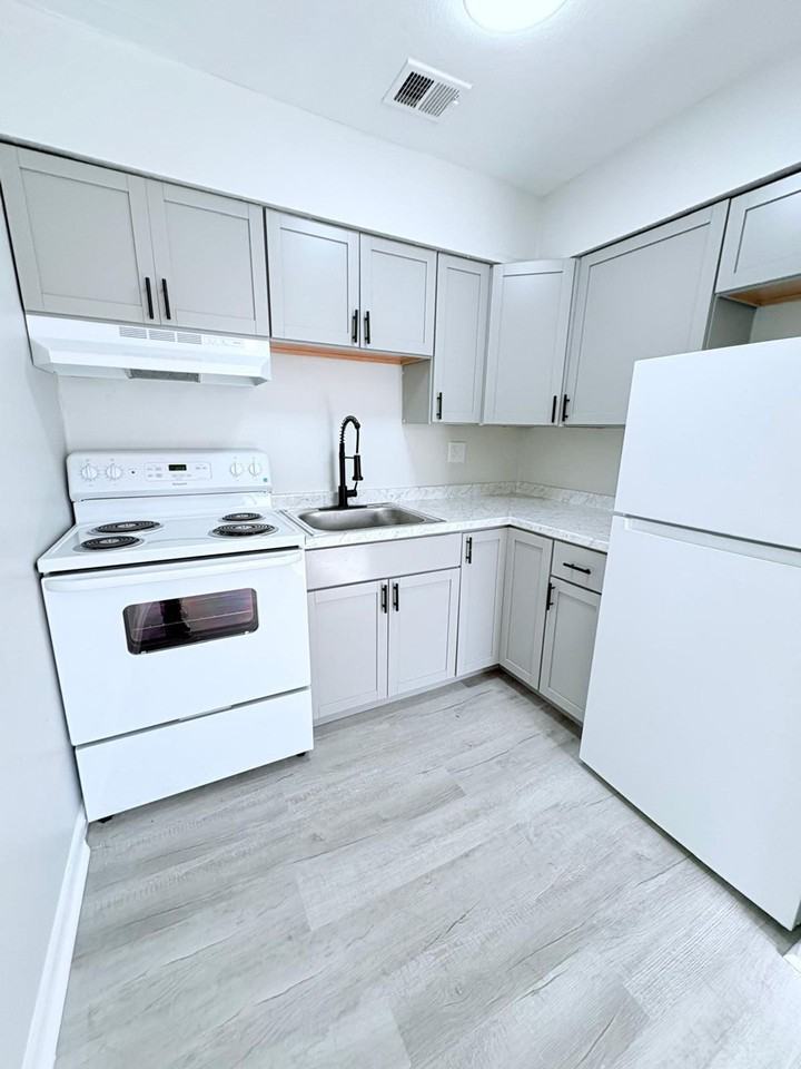 Chateau Royale Apartments - Photo 3 of 9