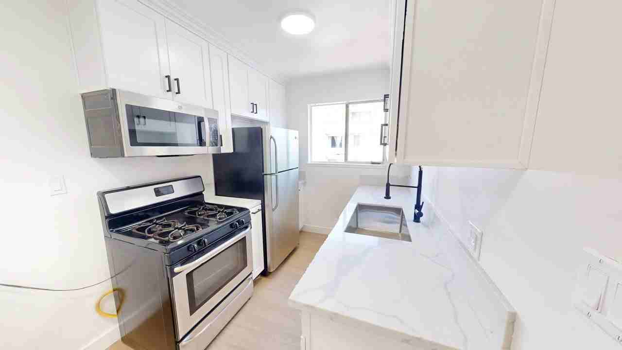Newly Remodeled Apartments in the Heart of LA - Photo 7 of 9