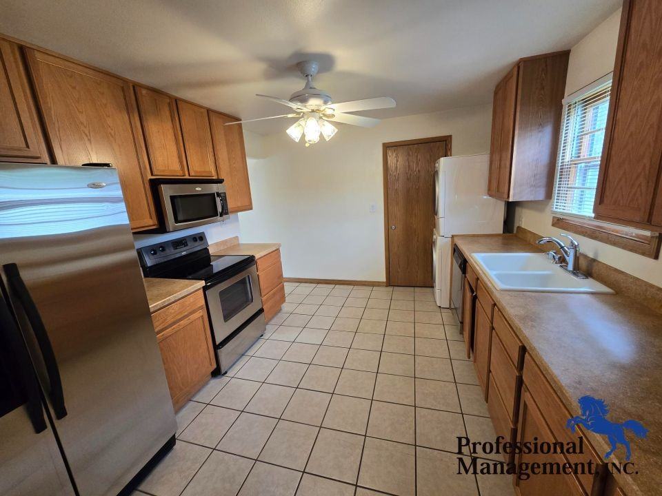 1709 Burlington Ave - Photo 4 of 10