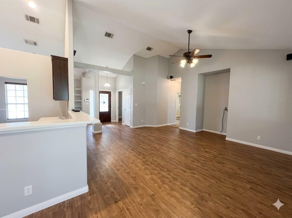 903 Oakwood Dr #1 - Photo 4 of 19