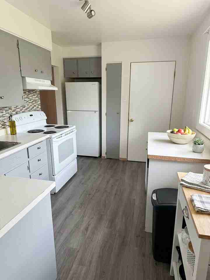 3221 19 Ave Se - Photo 4 of 8