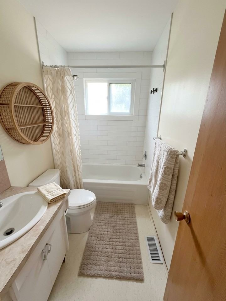 3221 19 Ave Se - Photo 5 of 8