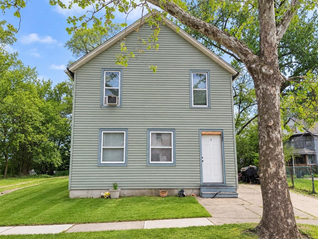 6215 Carpenter Ave - Photo 2 of 9