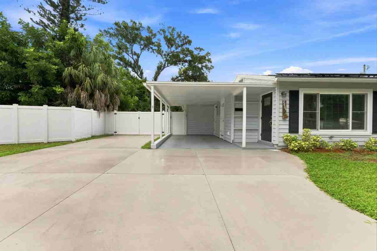 7235 Orpine Dr N - Photo 4 of 11