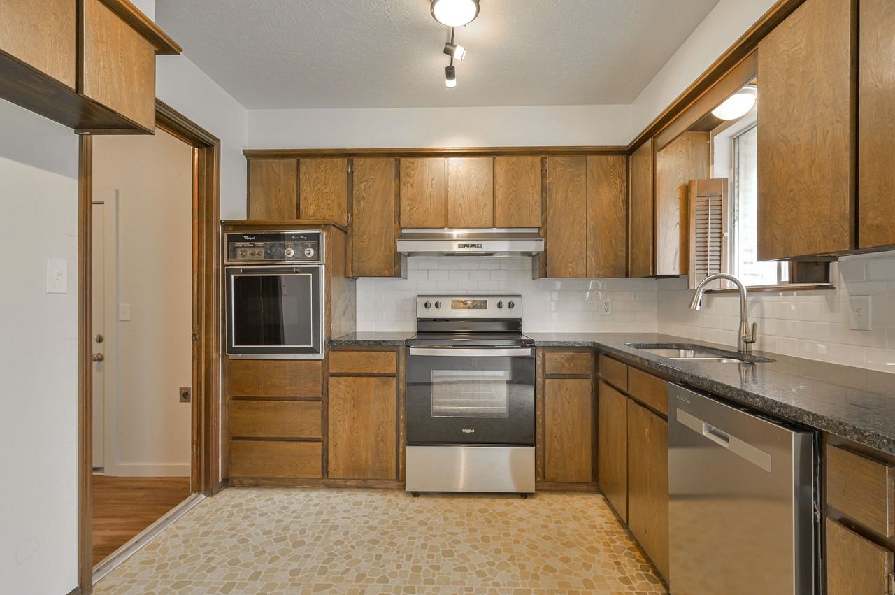 1401 Sw 60th St #1 - Photo 5 of 27