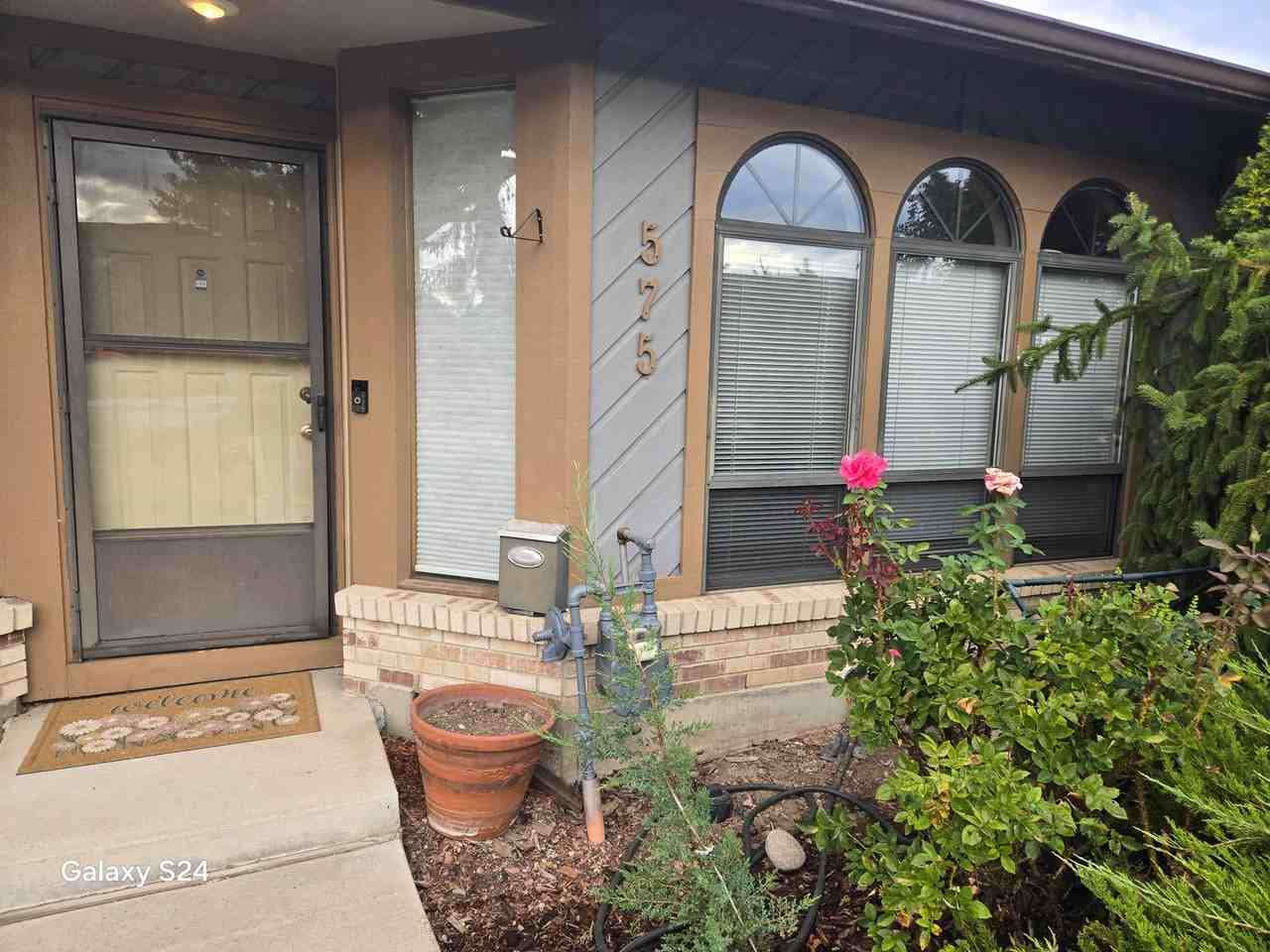 575 N Weaver Ave - Photo 2 of 15