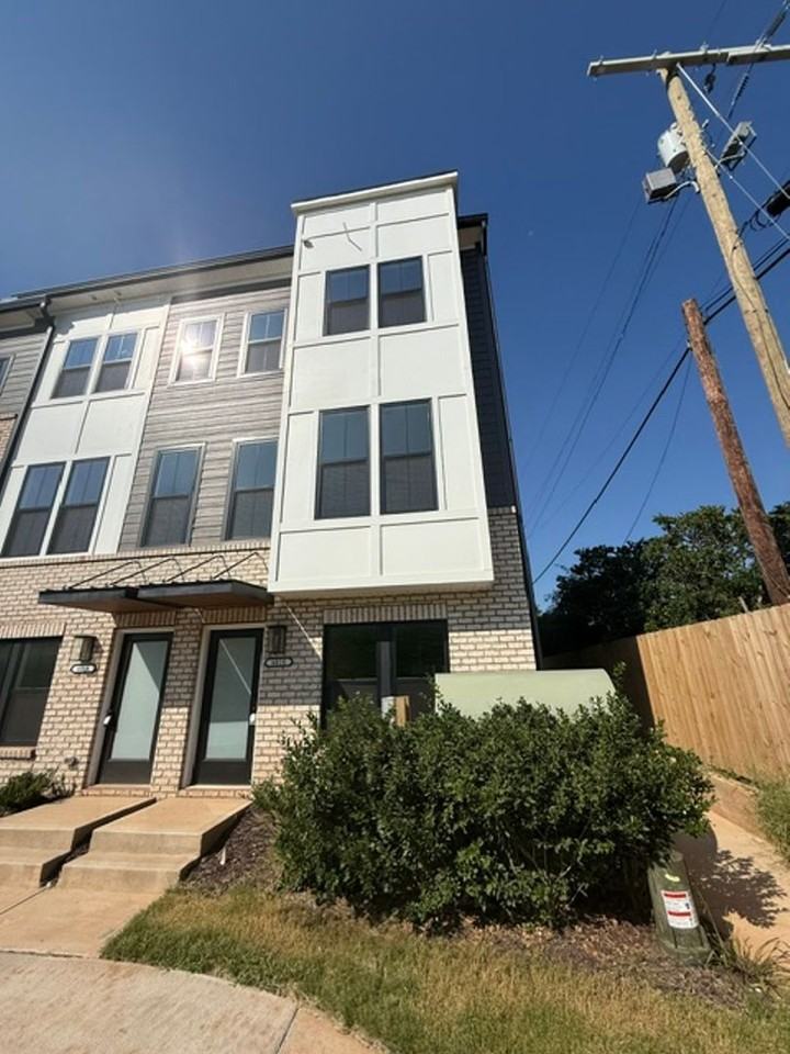 6010 Old Pineville Rd - Photo 2 of 22
