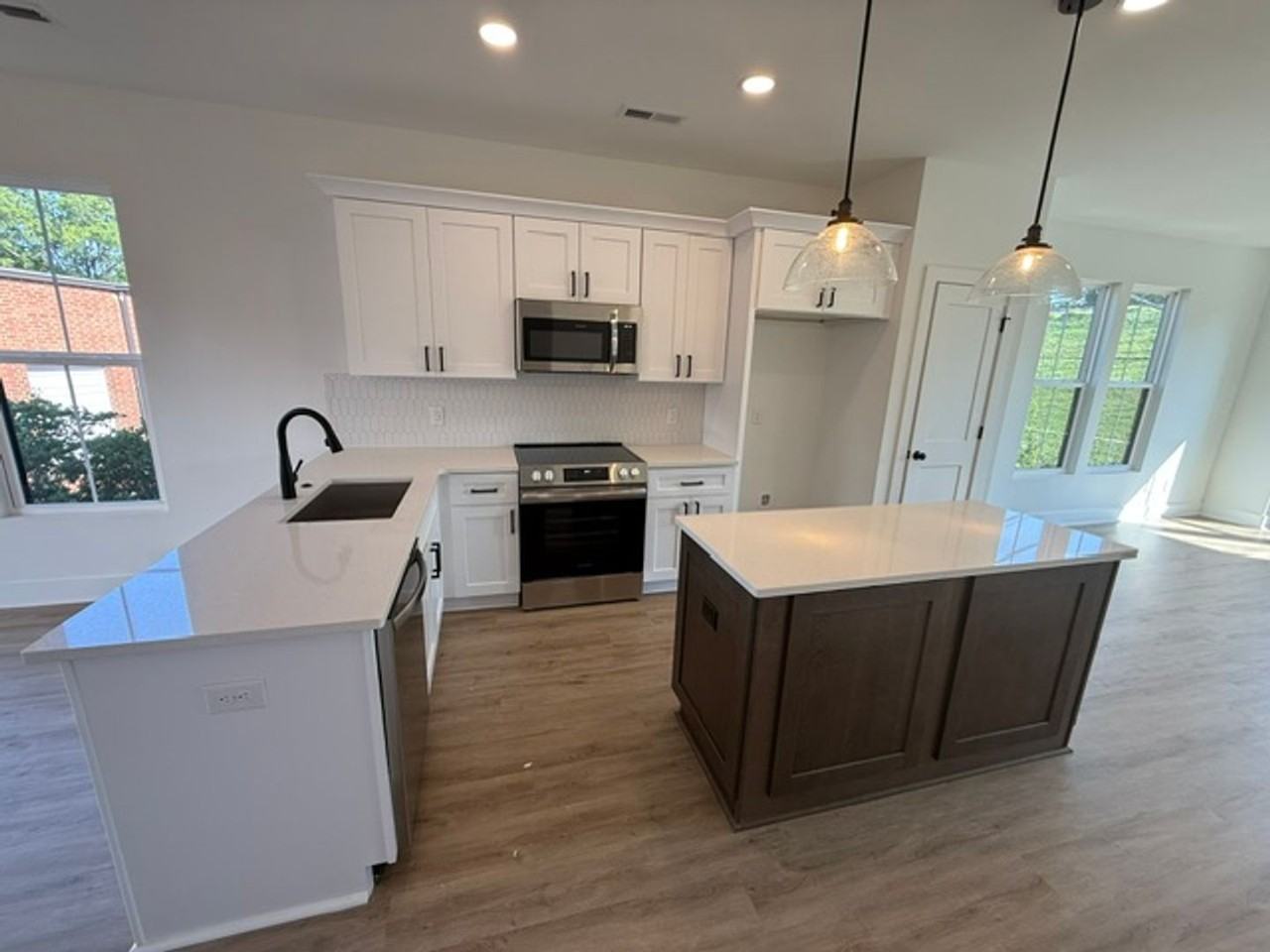 6010 Old Pineville Rd - Photo 4 of 22
