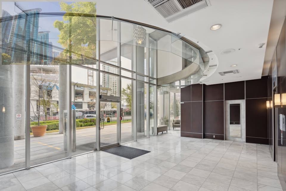 555 Jervis St - Photo 2 of 20